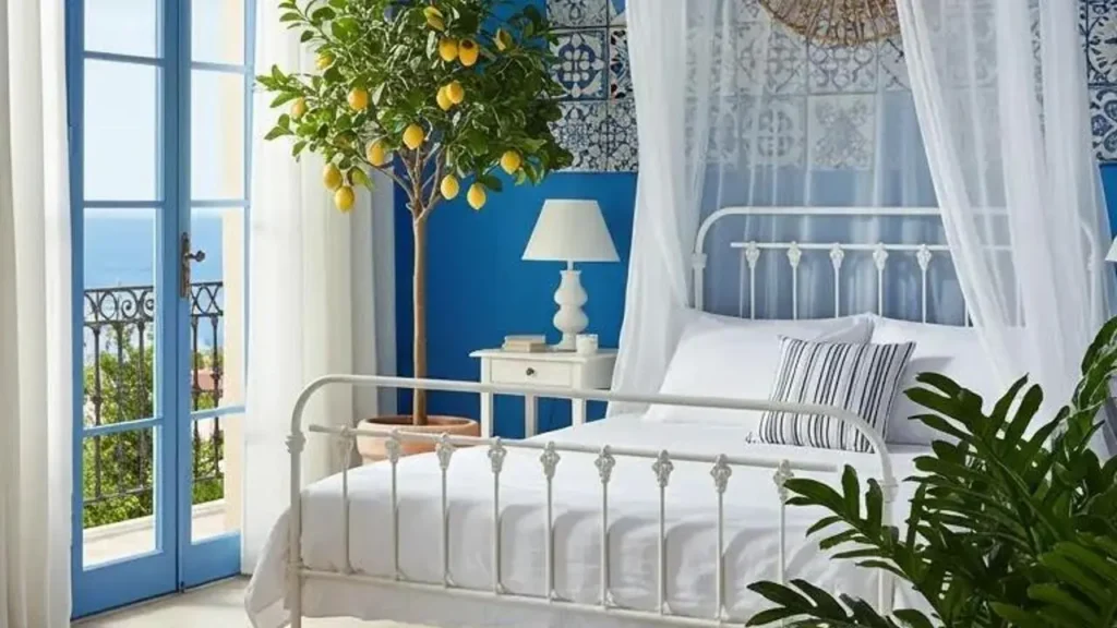 Gedurfde slaapkamer met felblauwe muren, wit bed, citroenboom en maximalistische details.