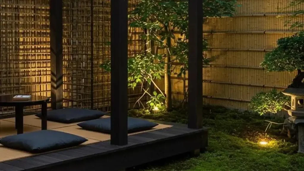 Geheime leesplek in kleine tuin met zitnis, zachte kussens en houten pergola-structuur.