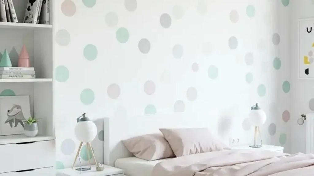 Stijlvolle slaapkamer met pastelkleurige cirkels als decoratie op de witte muur.