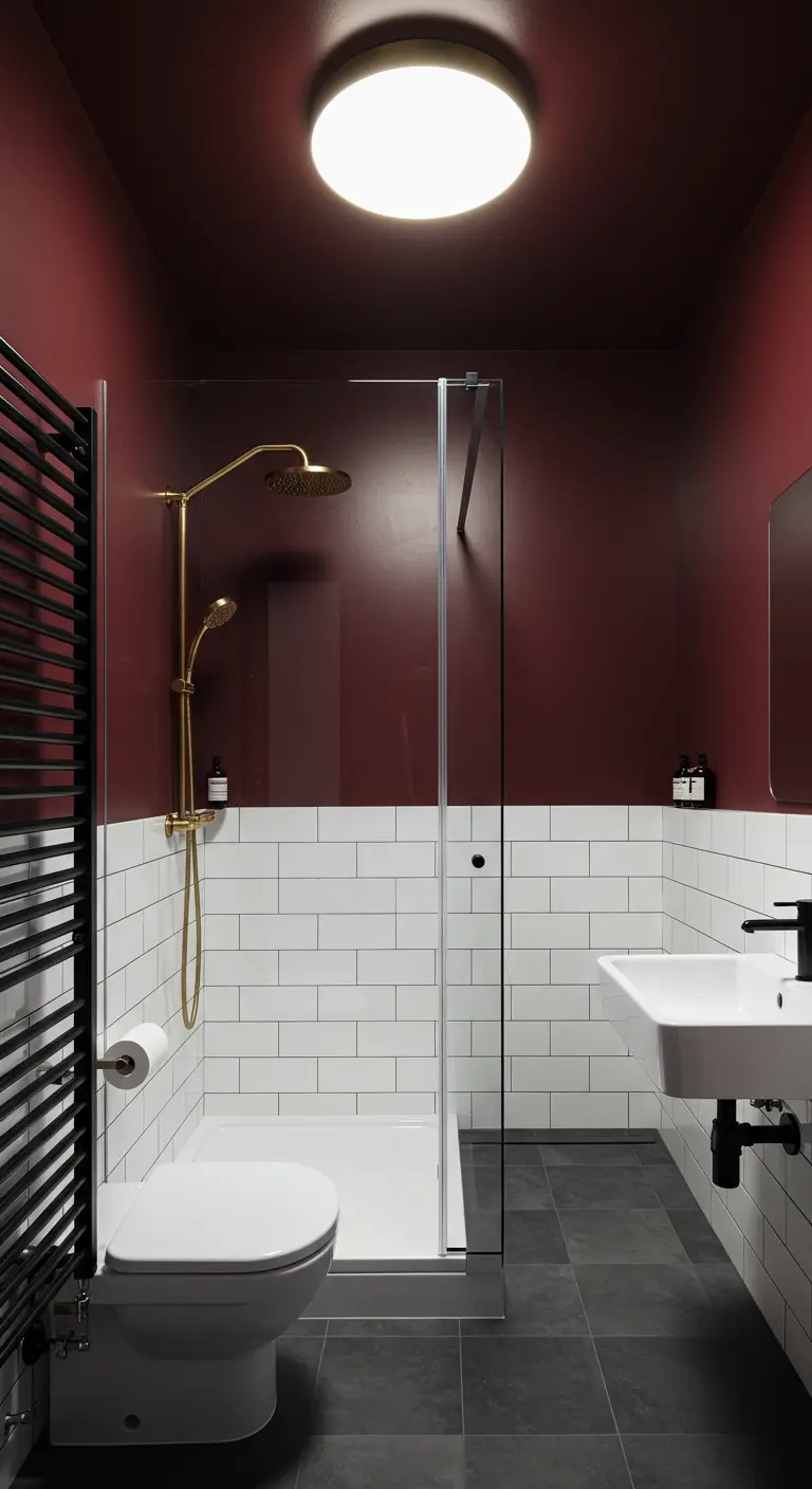 Badkamer met bordeauxrood plafond en deels bordeauxrode muren, witte tegels.