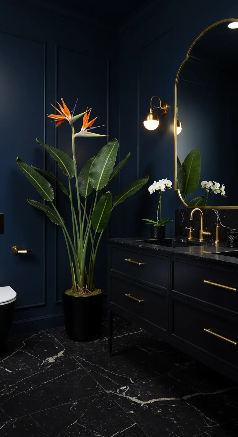 Donkerblauwe badkamer met zwarte wastafel, gouden details en een grote Strelitzia