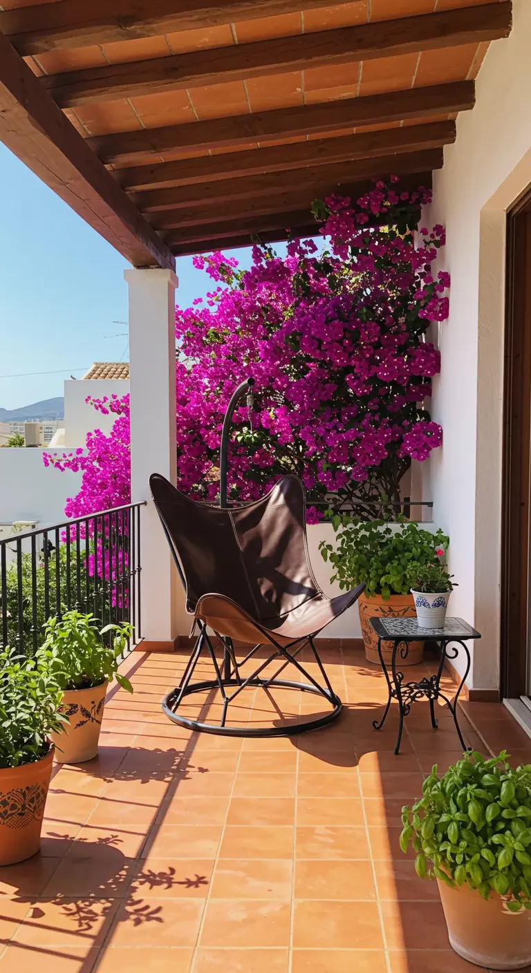 Zonnig mediterraan balkon met vlinderstoel, bougainvillea en planten in terracotta potten.
