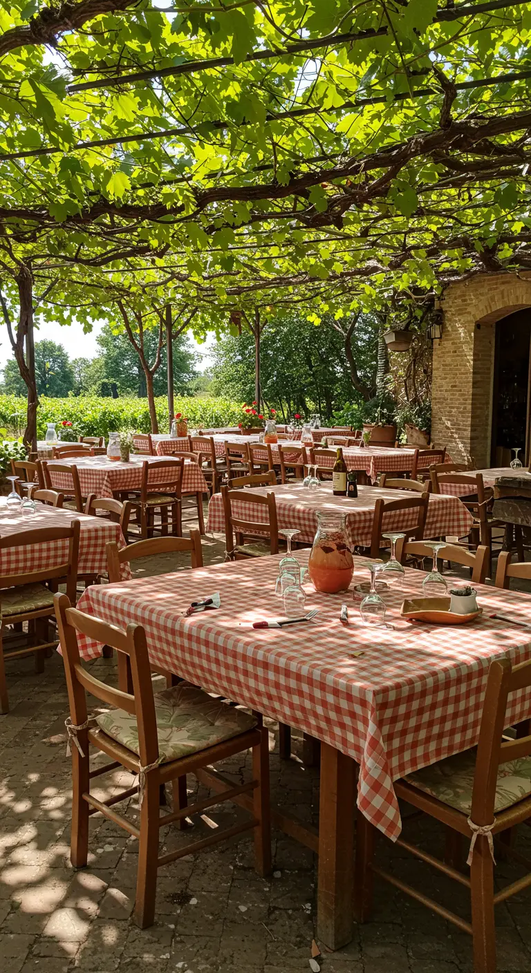 Tafels met geruite kleden onder wijnranken in Italiaanse wijngaard.