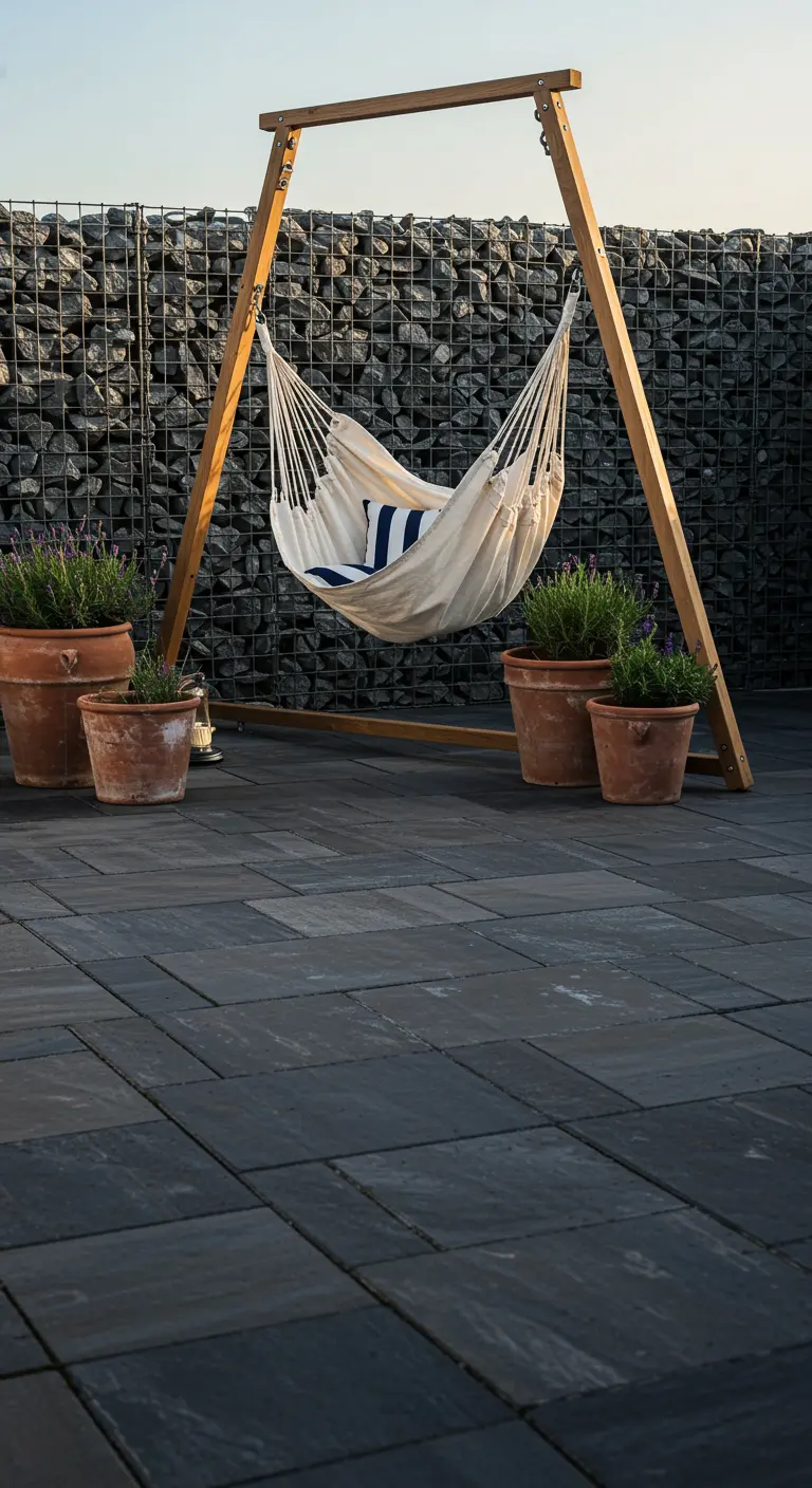 Witte hangmat in houten frame voor schanskorven, met terracotta lavendelpotten.