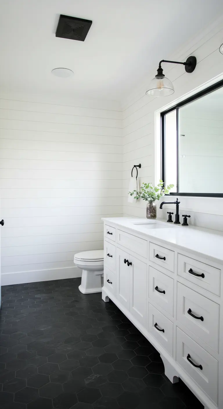 Witte landelijke badkamer met shiplap muren, zwarte hexagon vloer en zwart sanitair.