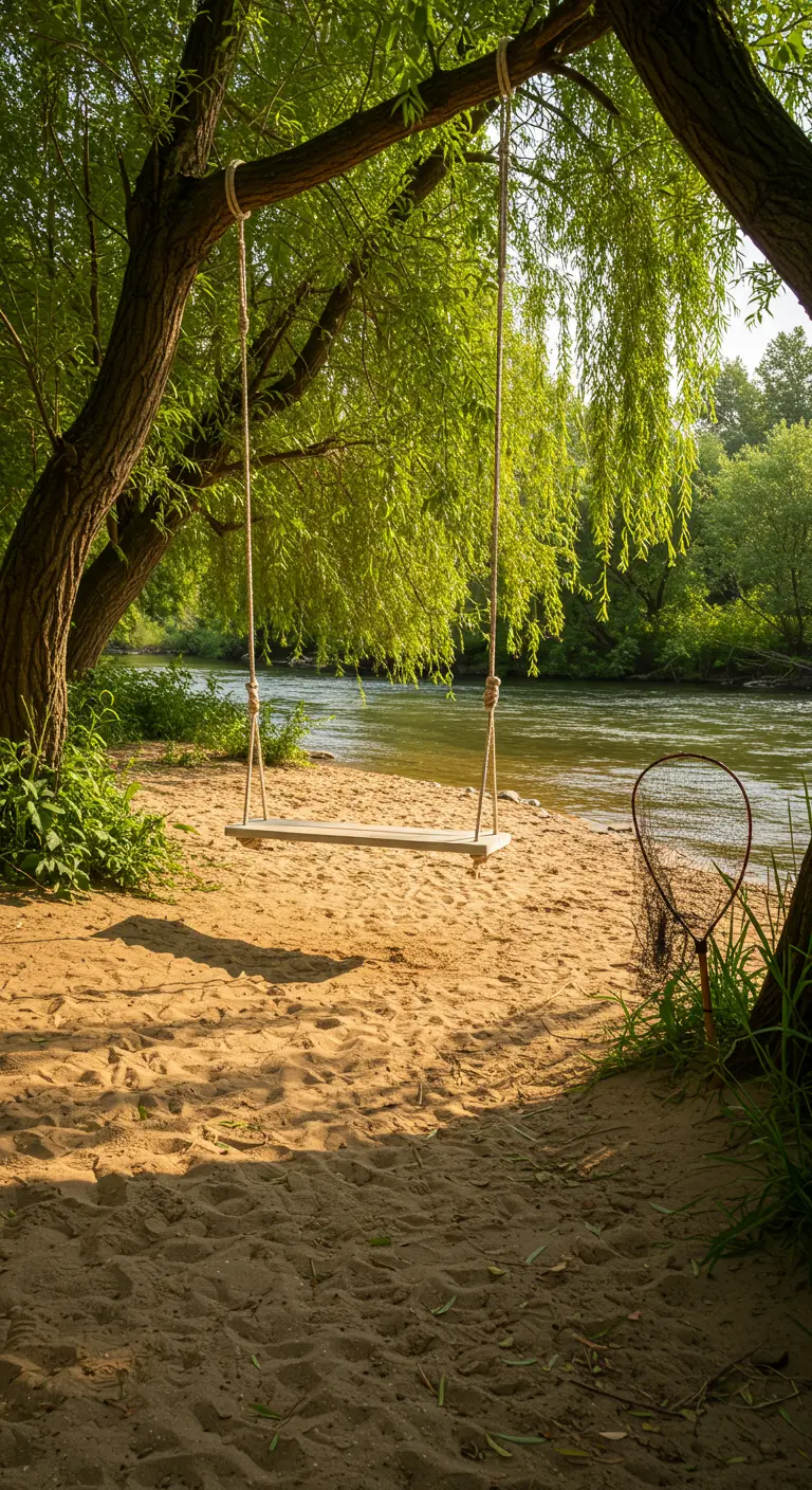 Houten schommelplank bij een rivier op zandgrond, omgeven door bomen.