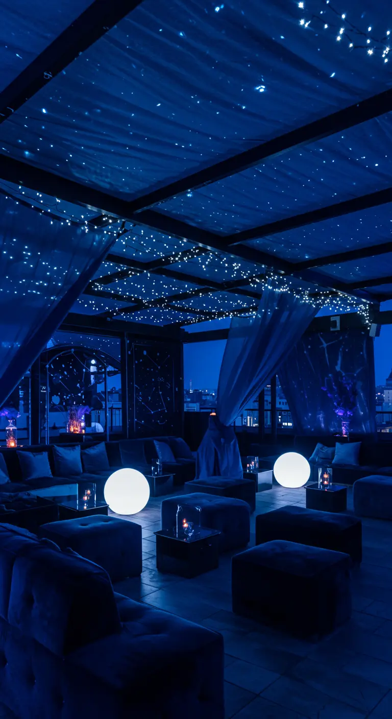 Donkerblauwe lounge met sterrenhemelverlichting en lichtgevende bollen.