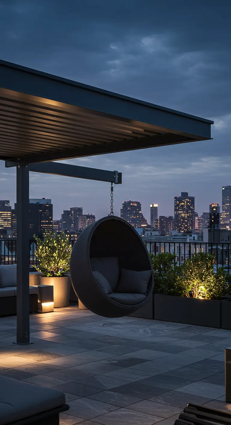 Moderne ronde hangstoel onder pergola op een dakterras met stadszicht 's avonds.