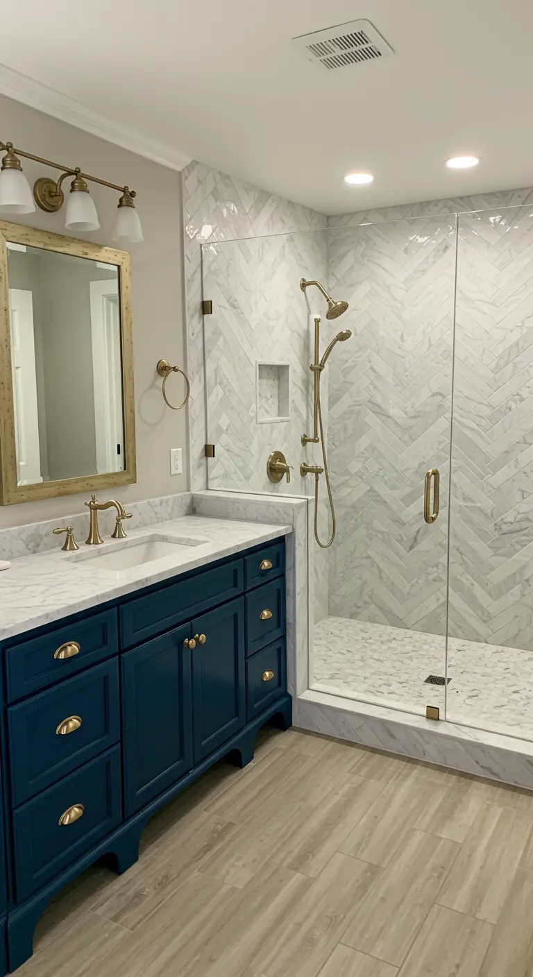 Douche met witte visgraattegels, donkerblauw meubel en gouden kranen.