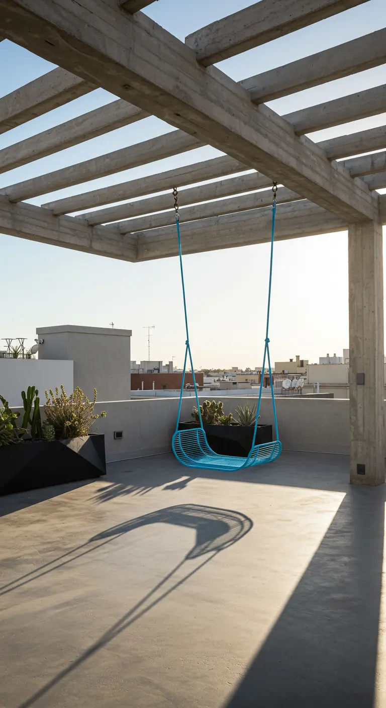 Minimalistische blauwe schommel op een modern dakterras met betonnen pergola.