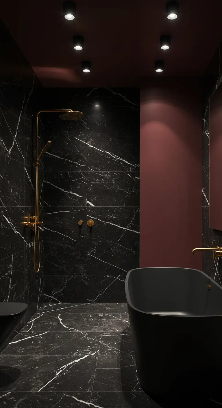 Donkere luxe badkamer met zwart marmer en een bordeauxrode muur en plafond.