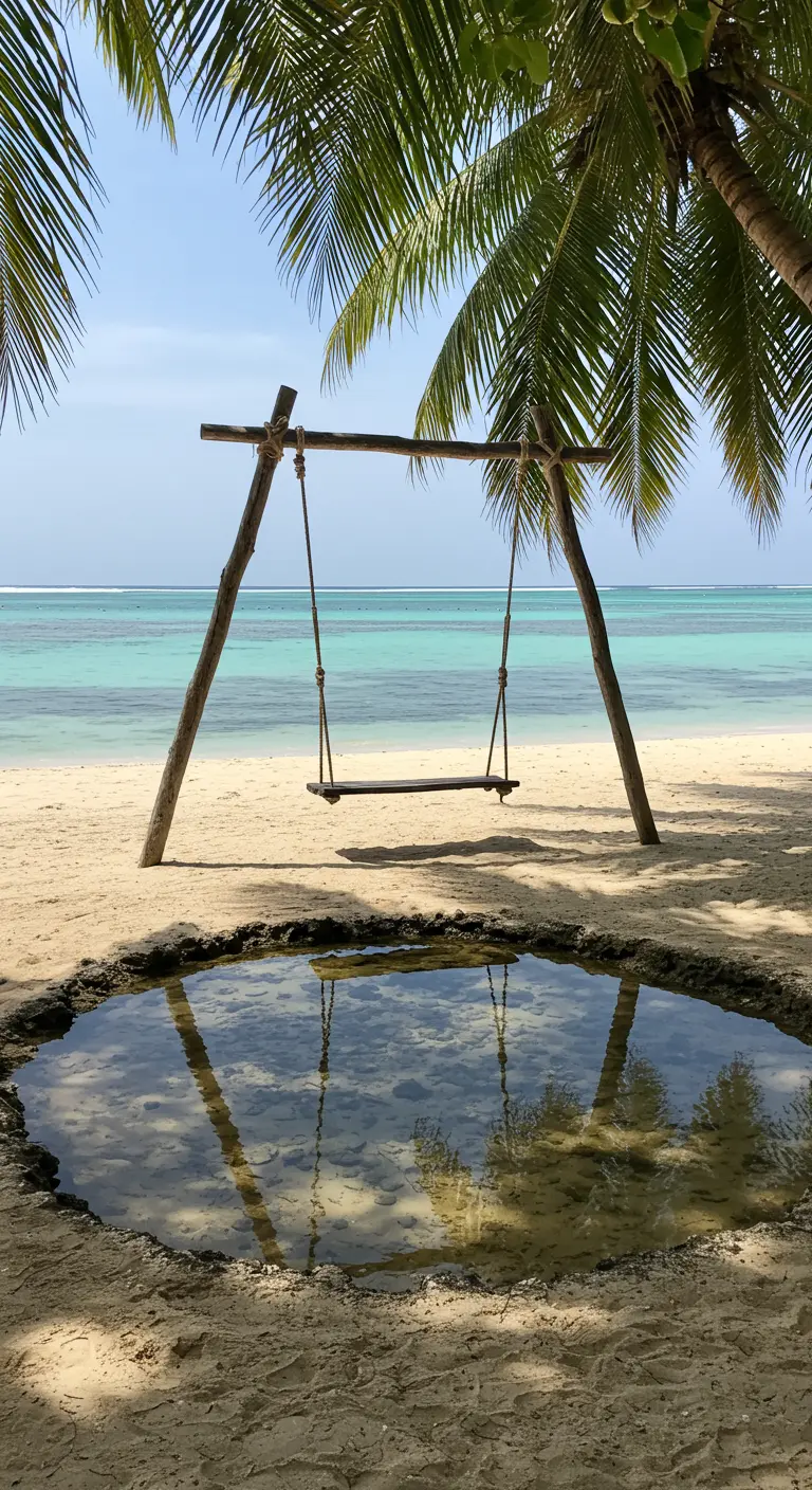 Simpele houten schommel aan een frame van boomstammen boven een natuurlijke waterpoel op het strand.