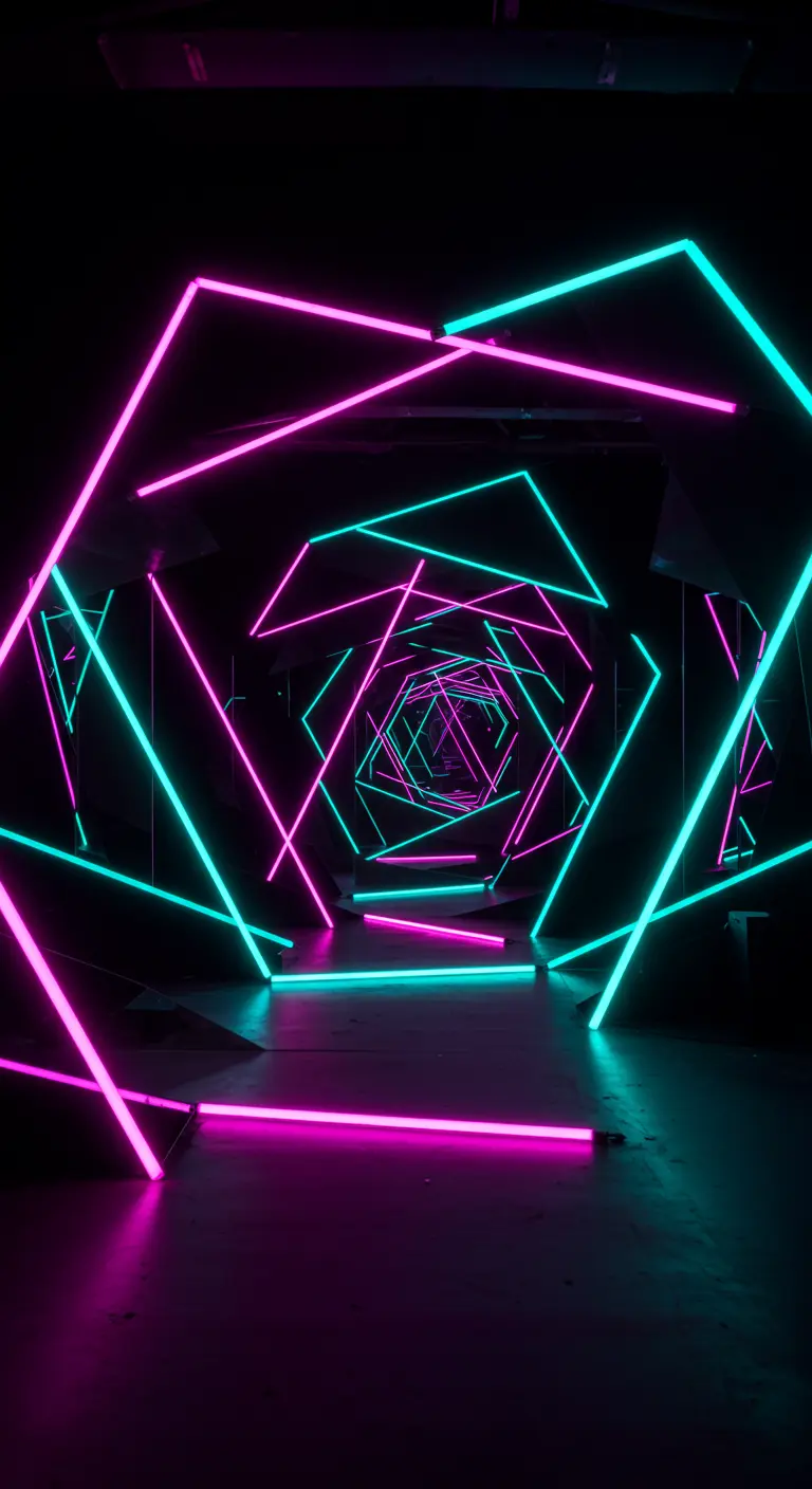 Een tunnel van roze en turquoise geometrische neonlichten, gereflecteerd in spiegels.