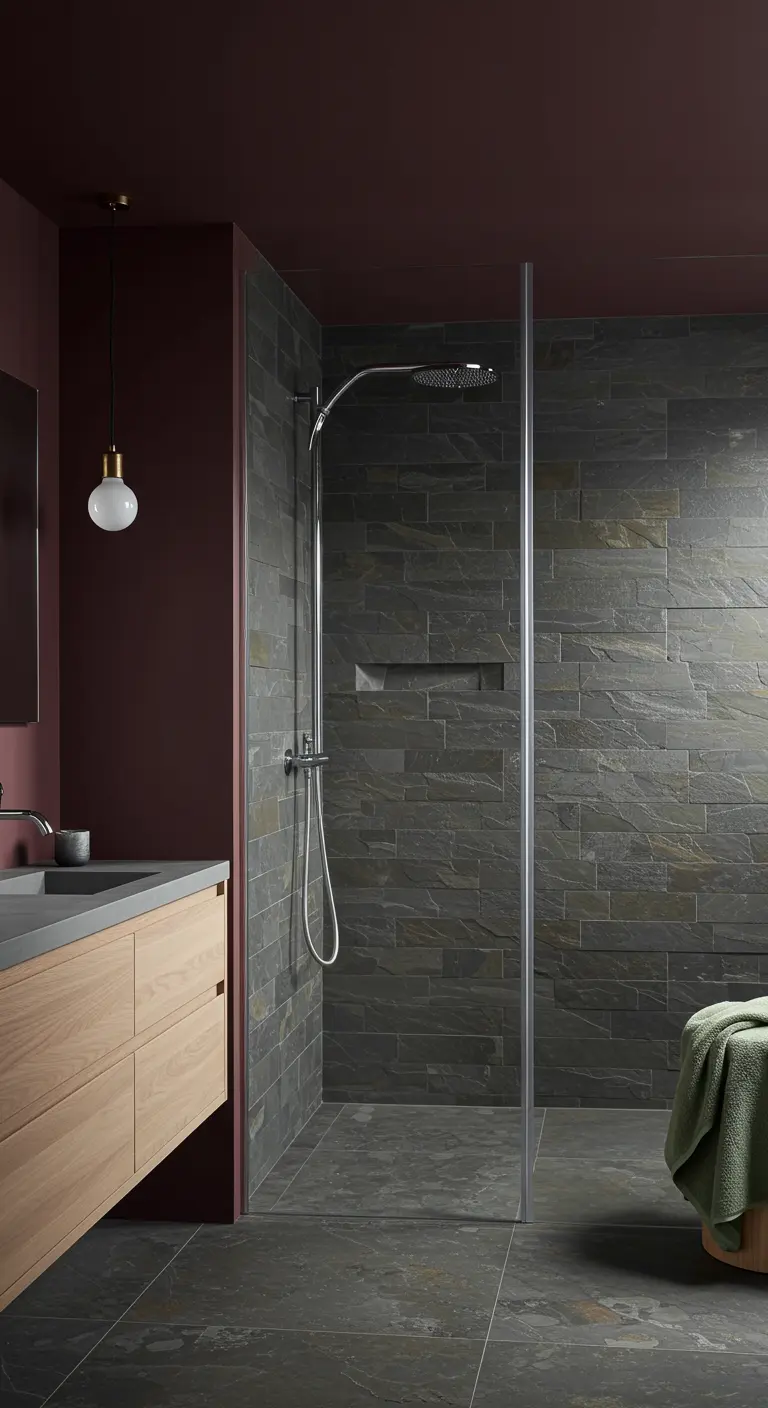 Moderne badkamer met een aubergine muur naast een doucheruimte met grijze leistenen tegels.