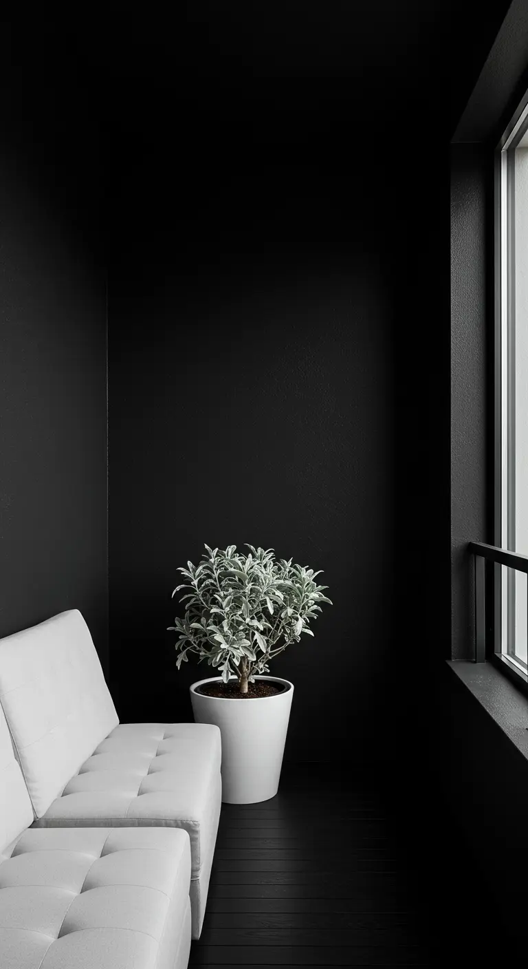 Dramatisch balkon met volledig zwarte muren en vloer, en een witte bank als contrast.