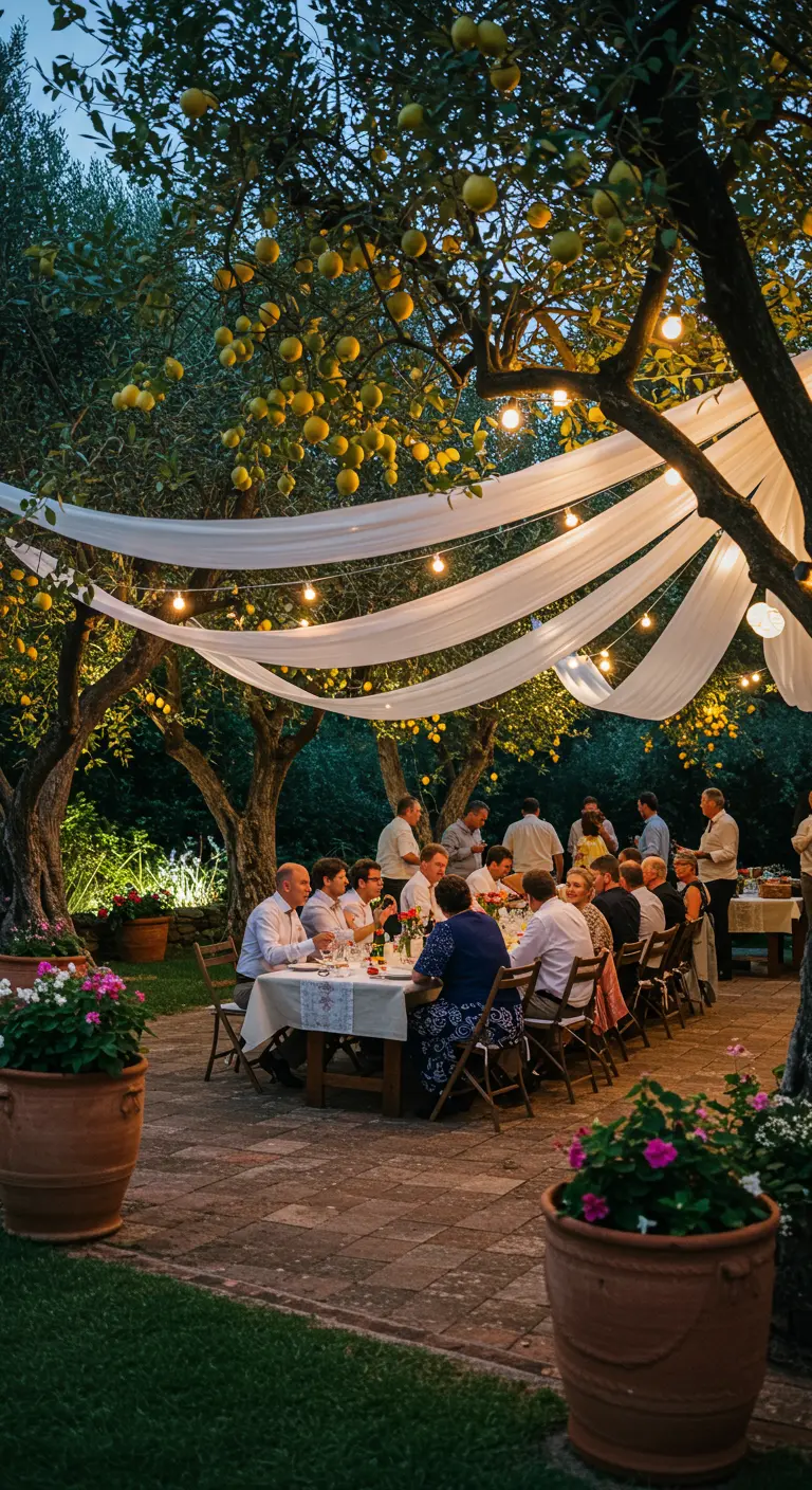 Avonddiner in de tuin onder een plafond van witte doeken en lichtjes