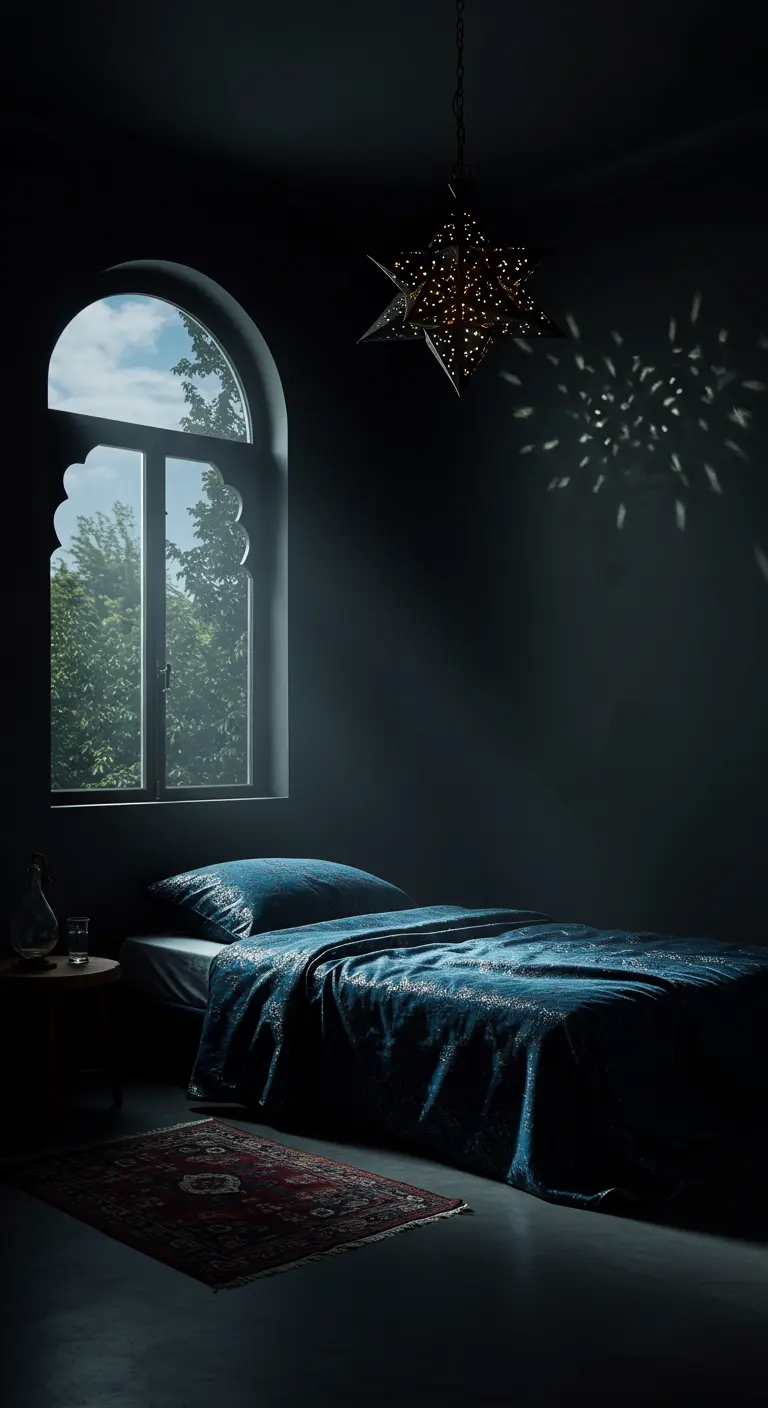 Donkere slaapkamer met een boograam en een sterrenlamp die lichtpatronen projecteert.