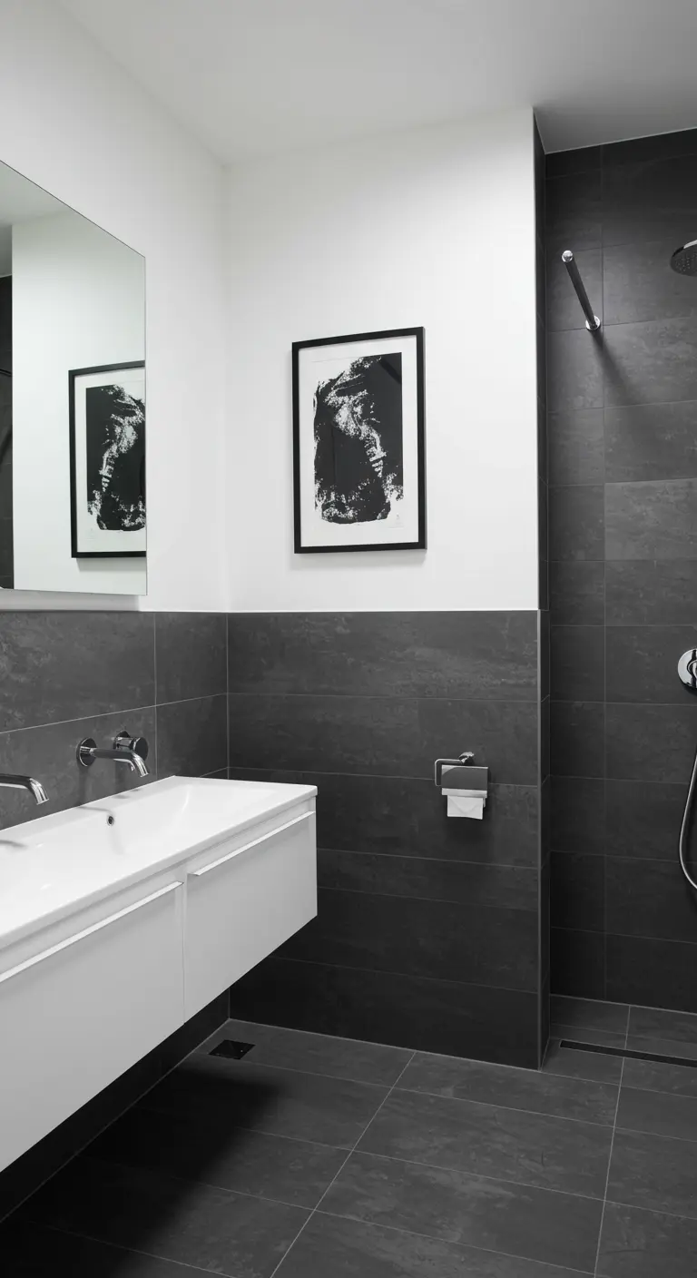 Moderne badkamer met donkergrijze tegels, een witte muur en een abstract kunstwerk.