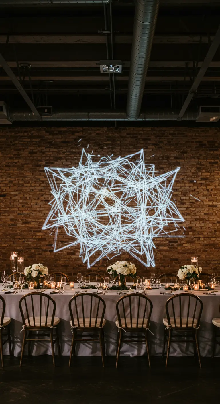 Abstracte lichtprojectie op een bakstenen muur achter een lange dinertafel.