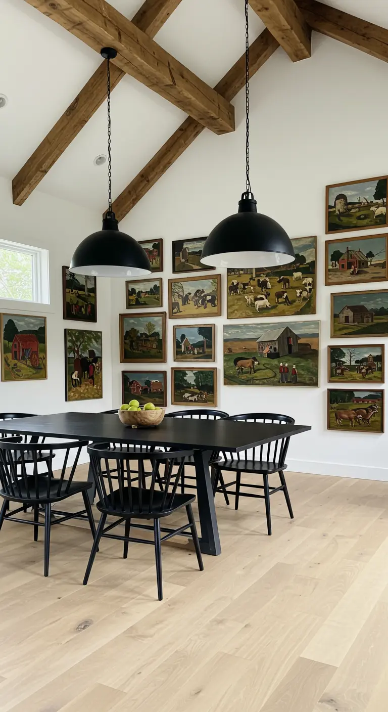 Landelijke eetkamer met houten balken, een muur vol boerderijschilderijen en zwarte meubels.