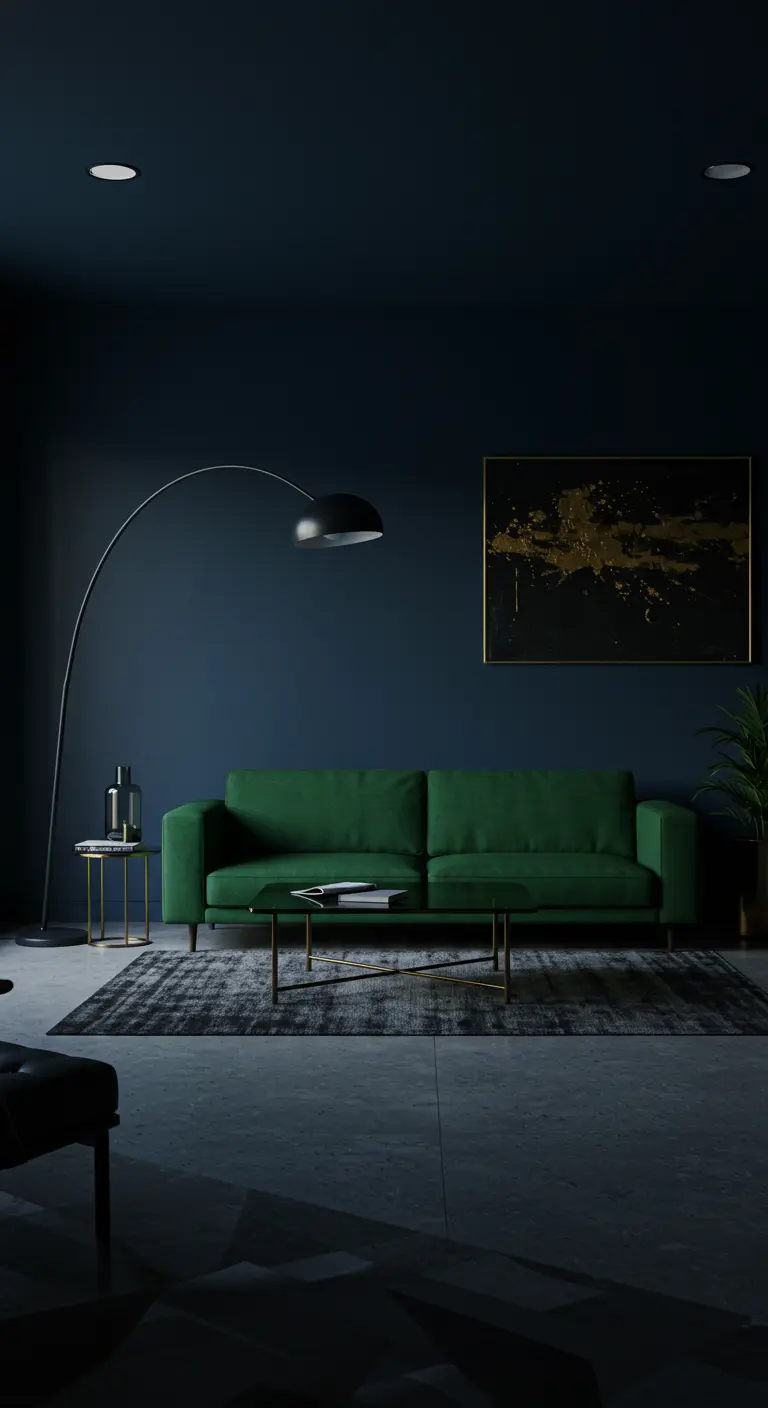 Minimalistische woonkamer met nachtblauwe muur, groene bank, booglamp en gouden accenten.