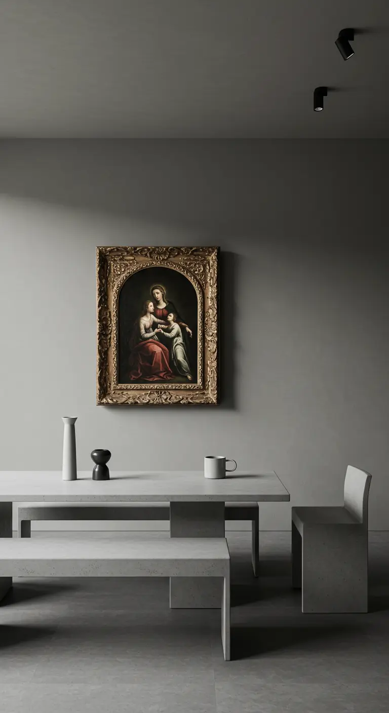 Minimalistische grijze eetkamer met betonnen meubels en een klassiek religieus schilderij.
