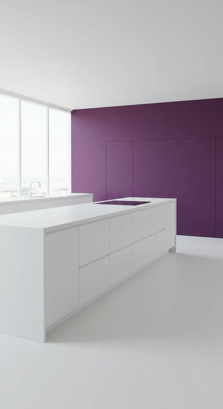 Minimalistische witte keuken met een dieppaarse accentmuur met ingebouwde kasten.