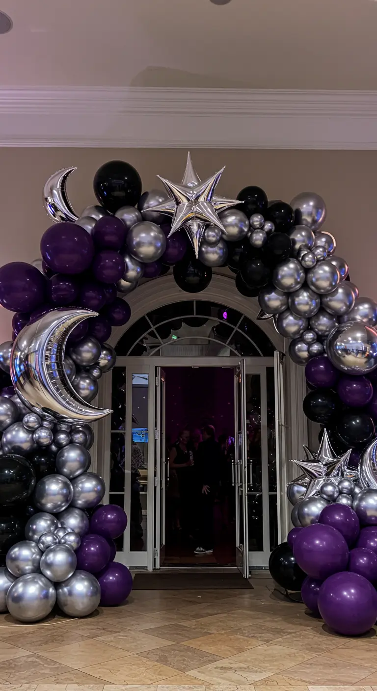 Ballonnenboog in paars, zwart en zilver met maan- en stervormige ballonnen.