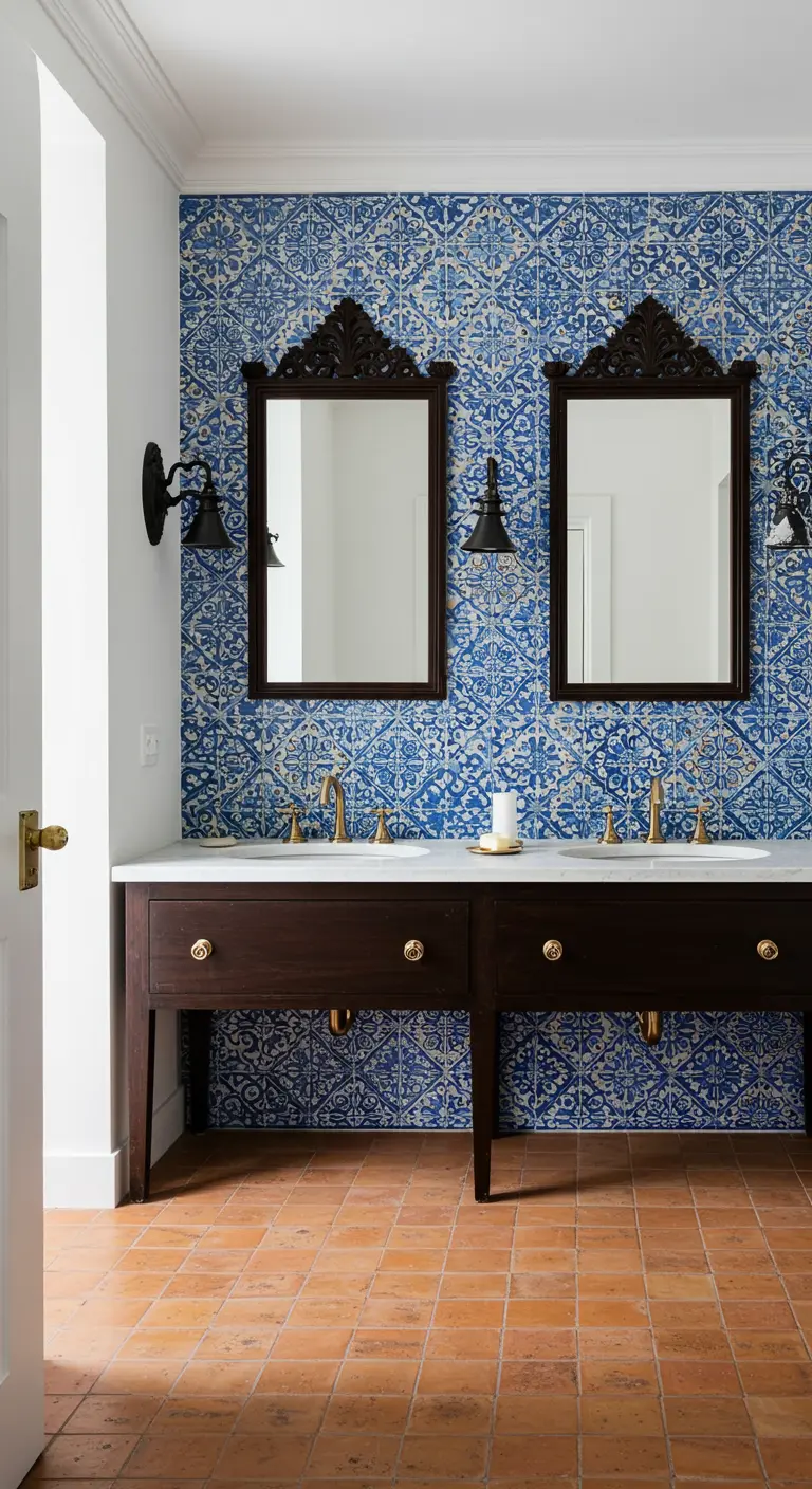 Badkamer met blauwe patroontegels, donkerhouten meubel en sierlijke spiegels.