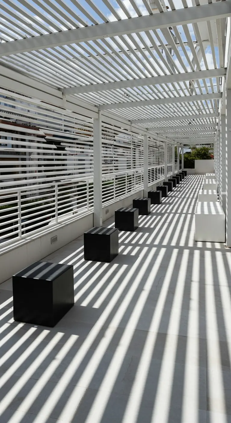 Lange witte veranda met pergola die strakke schaduwstrepen werpt op de vloer en zwarte krukjes.