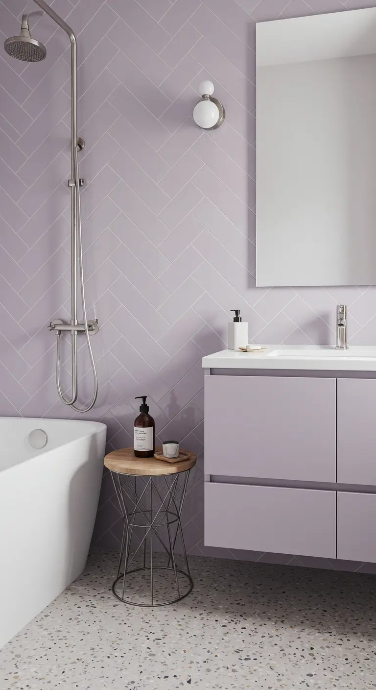 Badkamer met lila visgraattegels, wit bad en een terrazzo vloer.